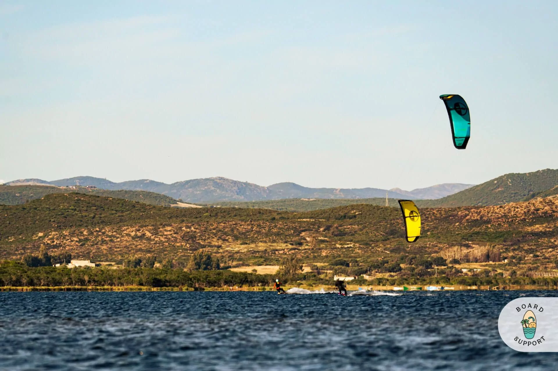 Dwa latawce kitesurfingowe na tle górzystego krajobrazu, Sardynia