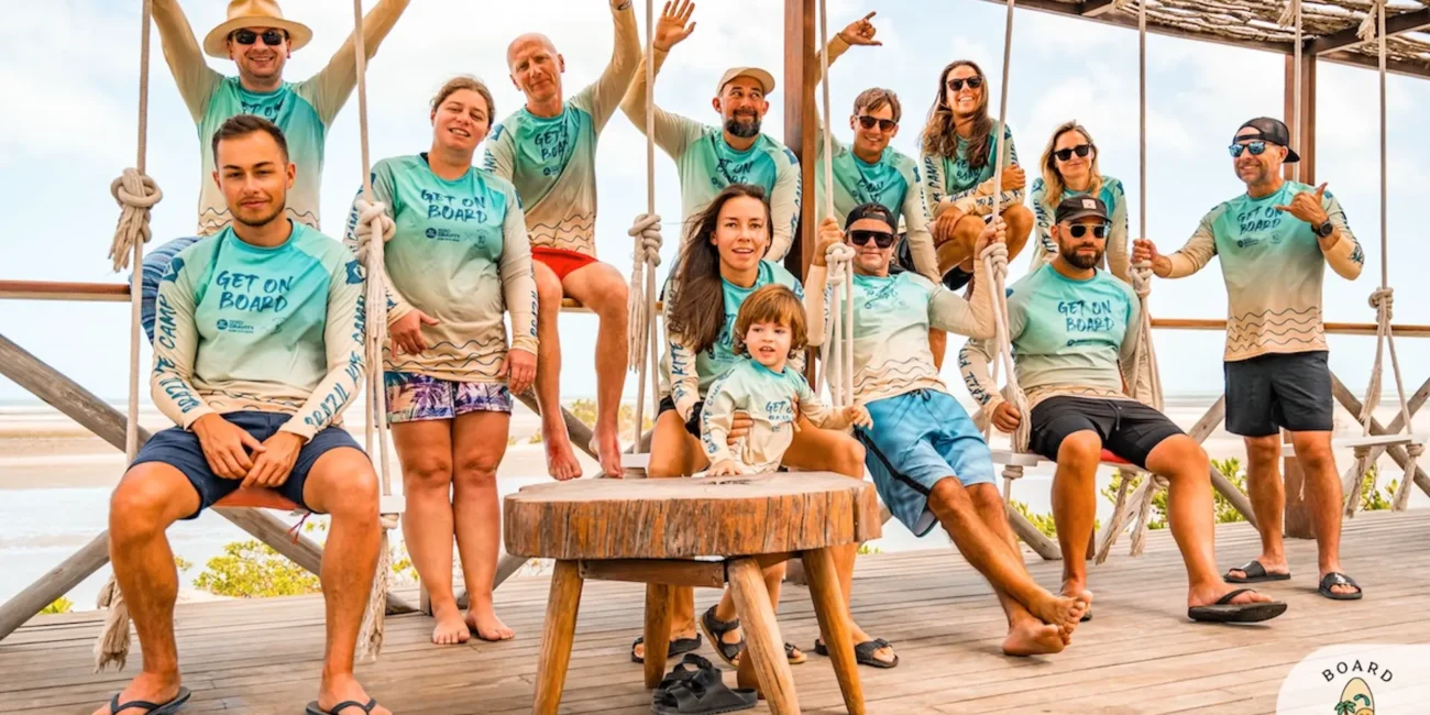 grupa radosnych kitesurferów