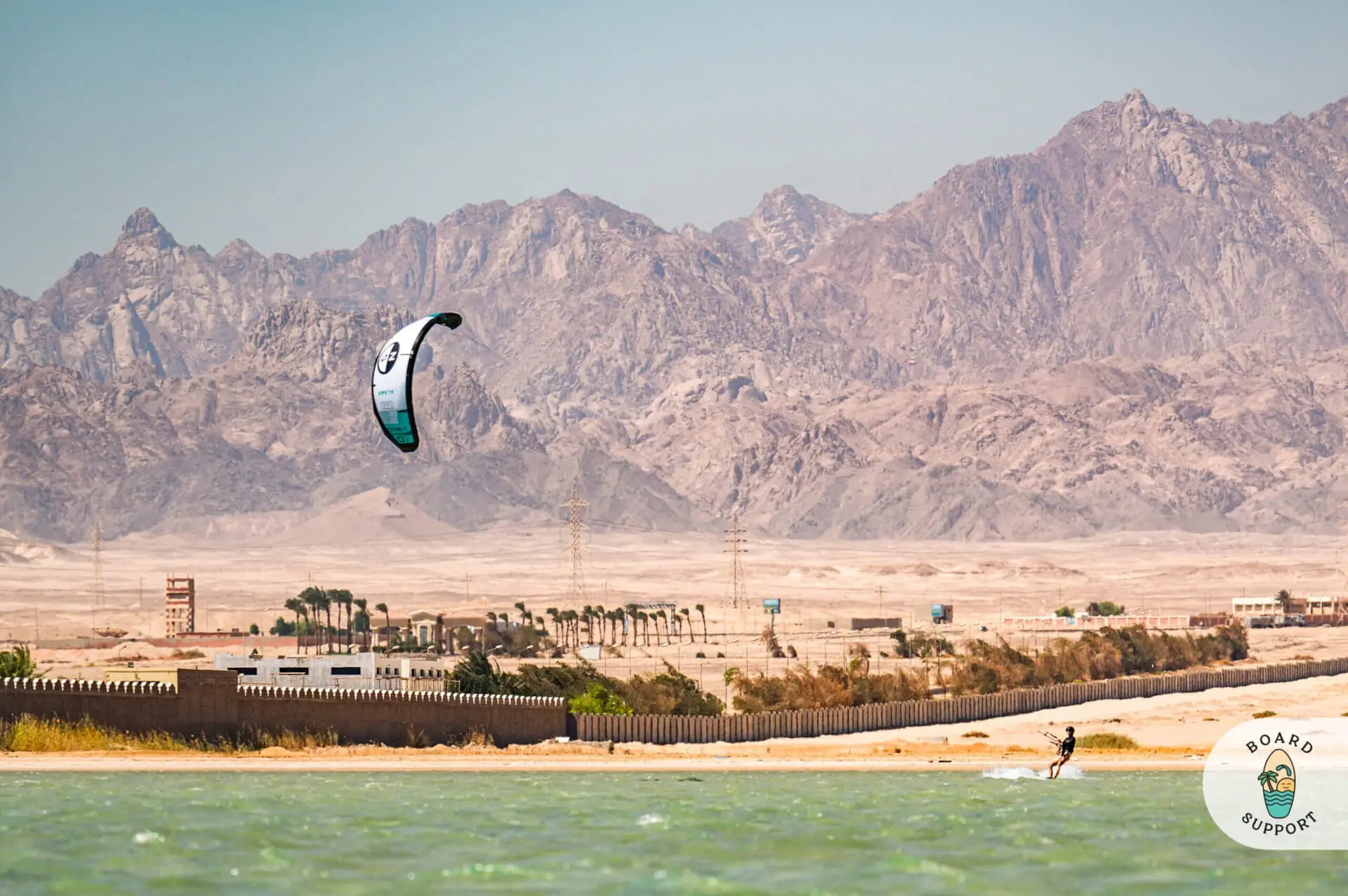 Kitesurfing na tle górskiego krajobrazu, samotny kitesurfer w Egipcie - Soma Bay