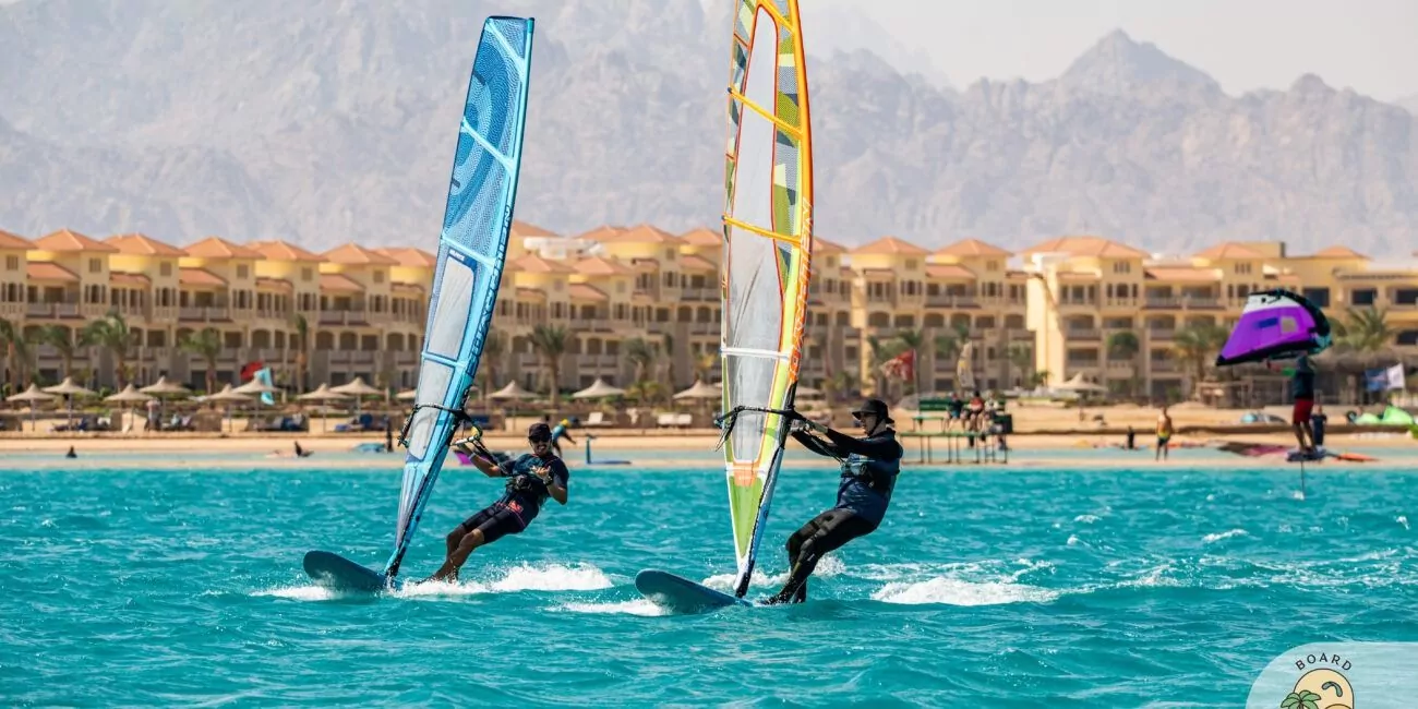Egipt Windsurfing instuktor uczy kursanta podczas ślizgu na wodzie