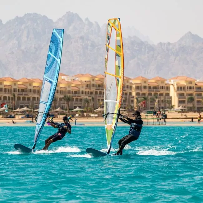 Egipt Windsurfing instuktor uczy kursanta podczas ślizgu na wodzie