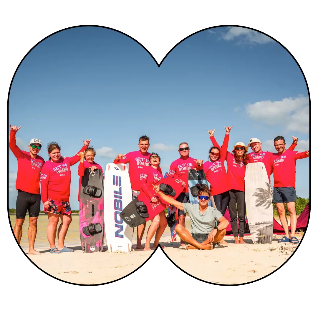 Uczestnicy wyjazdu Board Support z deskami kitesurfingowymi na plaży