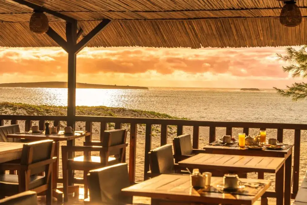 Taras lounge w Madakitecamp o zachodzie słońca, Sakalava Bay