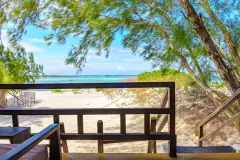 Widok z tarasu bungalowu przy plaży na morze w Madakitecamp
