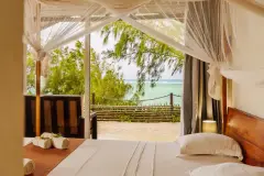 Wnętrze bungalowu z widokiem na morze w Madakitecamp, Sakalava Bay