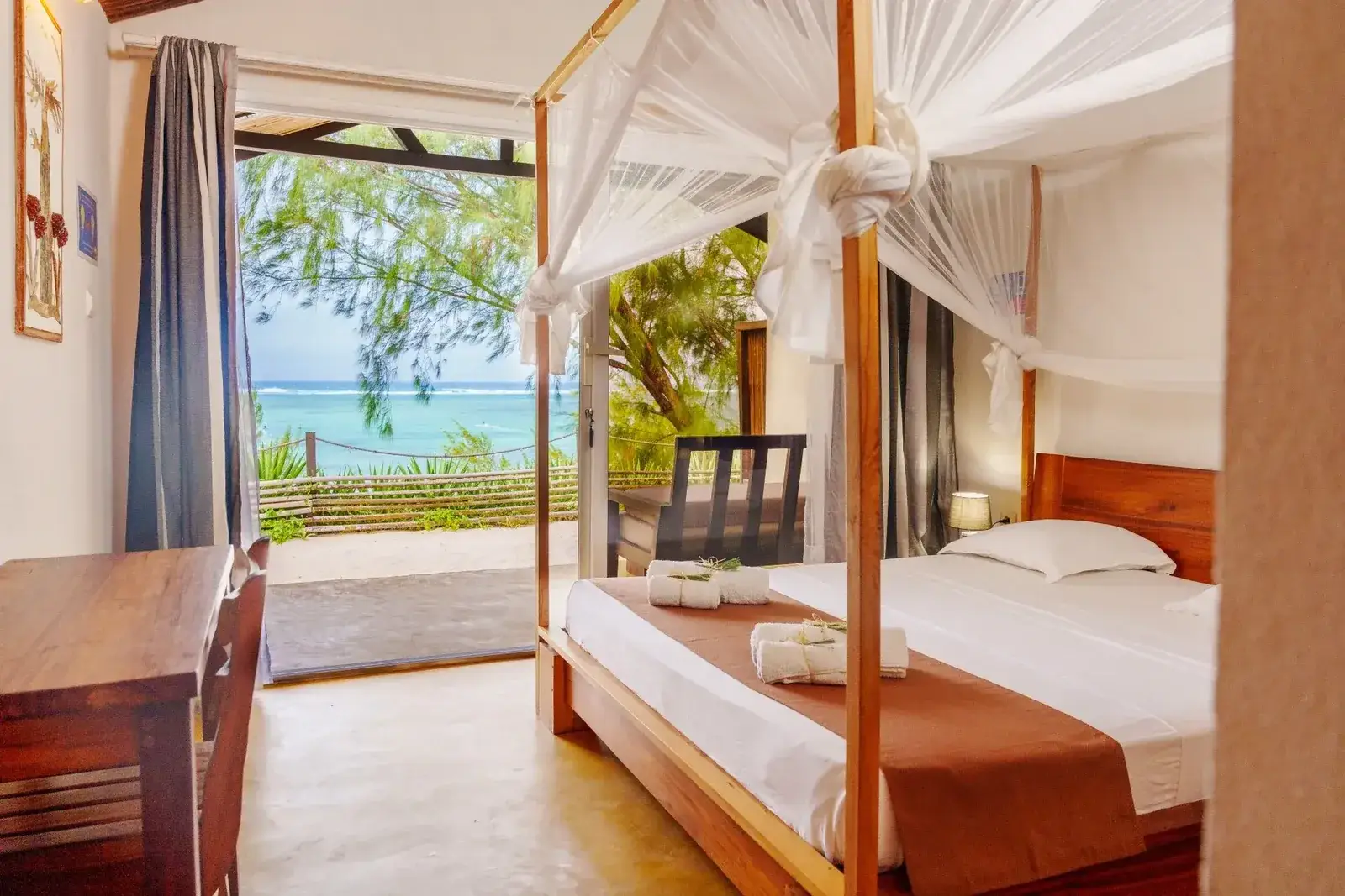 Panorama plaży i bungalowów w Madakitecamp, Sakalava Bay