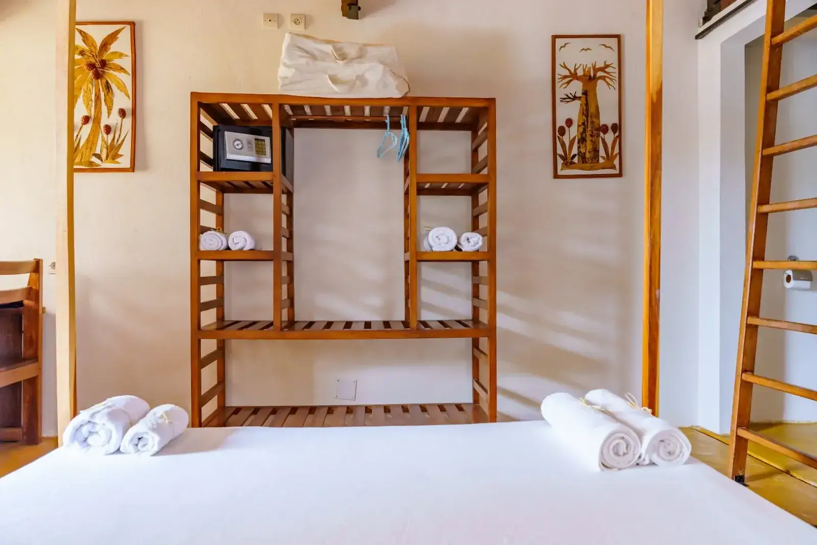 Łóżko z moskitierą w bungalowie przy plaży, Madakitecamp