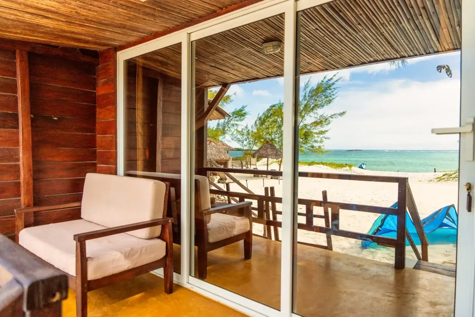 Bungalow przy plaży w Madakitecamp od środka
