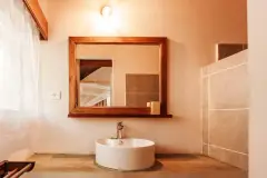 Zewnętrzna część bungalowu z widokiem na morze, Madakitecamp