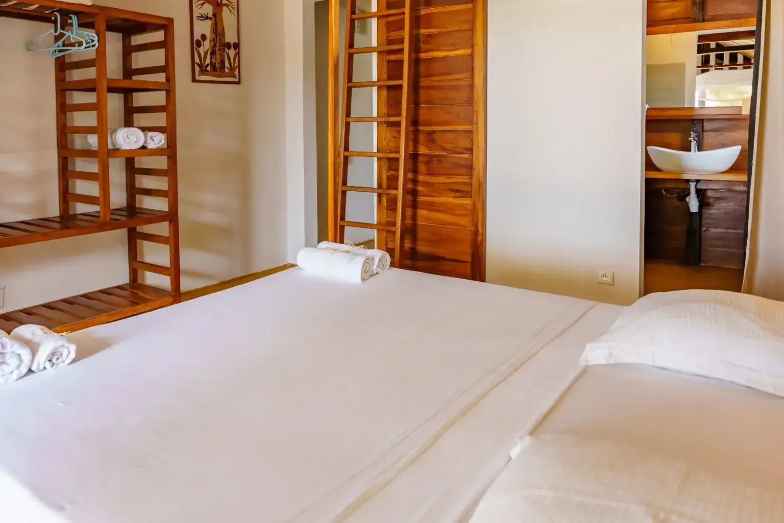 Sypialnia w bungalowie przy plaży, Madakitecamp Sakalava Bay