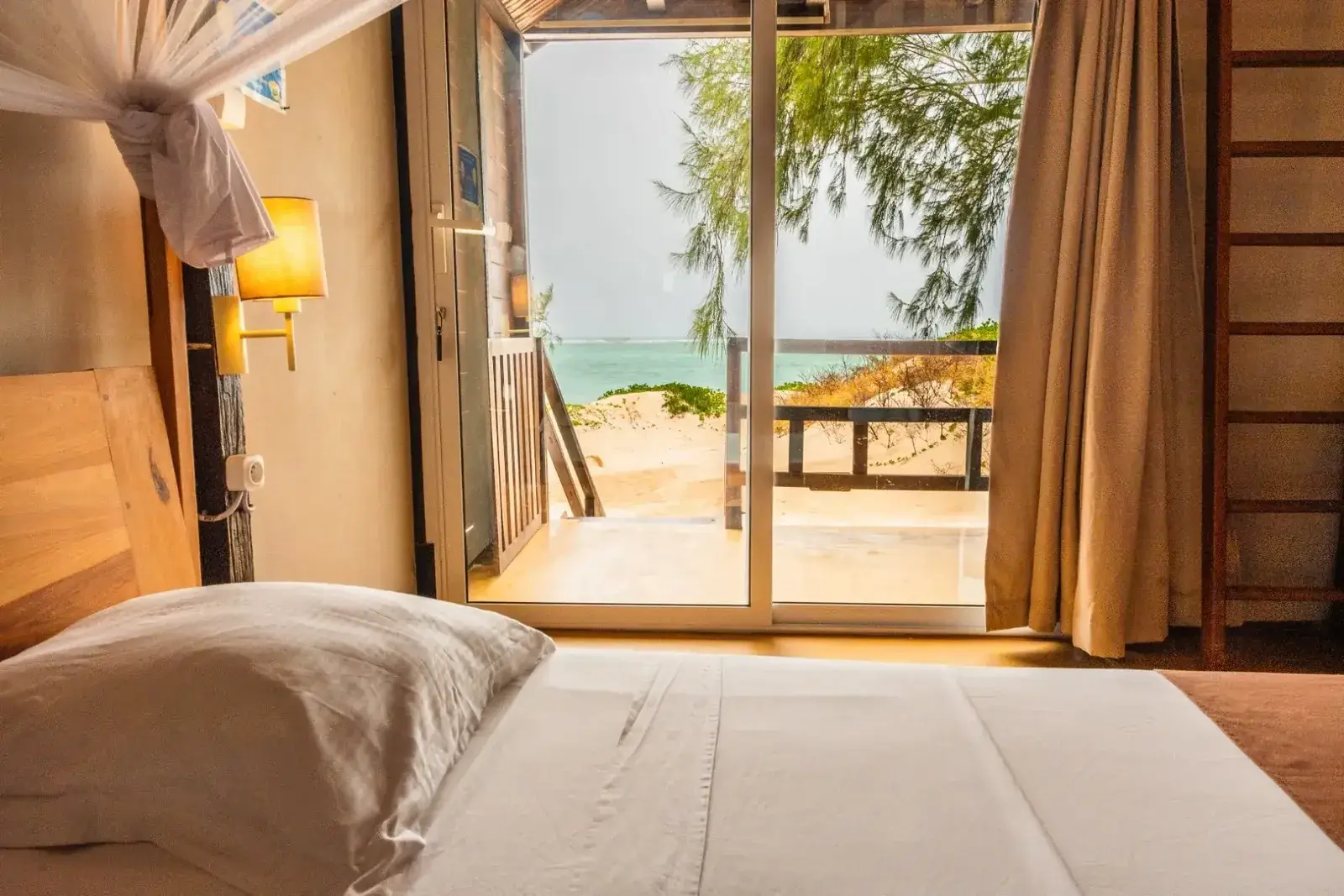 Sypialnia z widokiem na morze w bungalowie przy plaży, Madagaskar