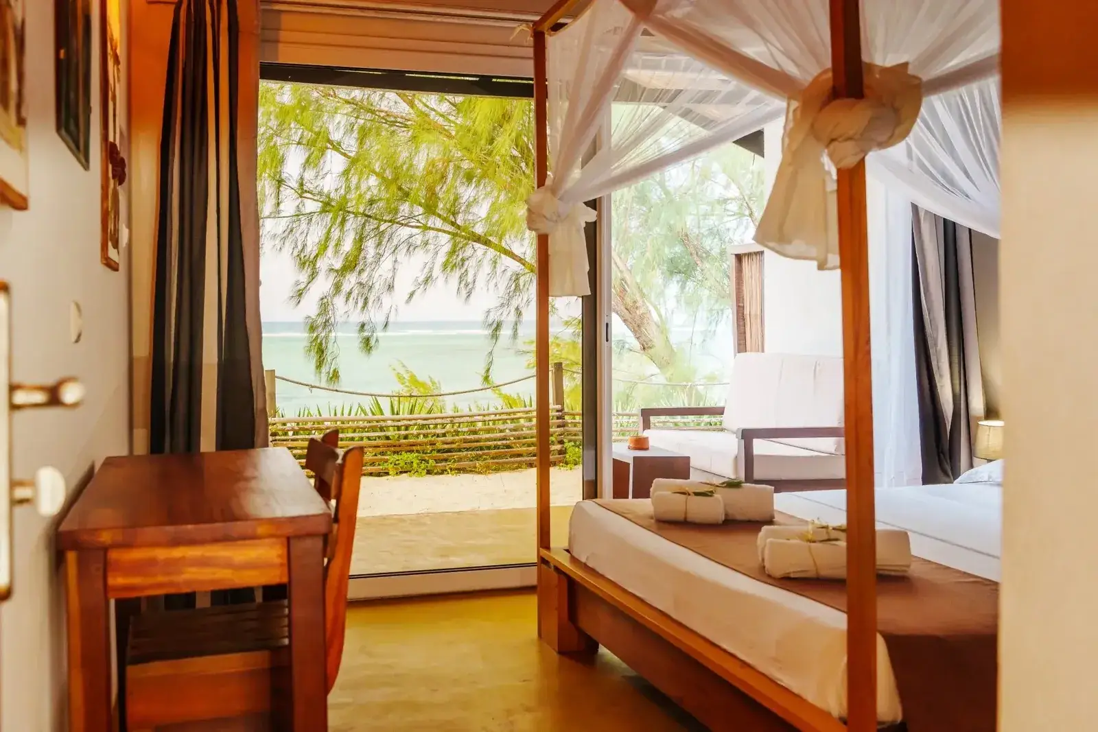 Widok na plażę i morze z bungalowu w Madakitecamp na Madagaskarze