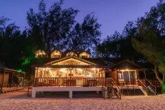Restauracja na plaży Madakitecamp wieczorem, Sakalava Bay