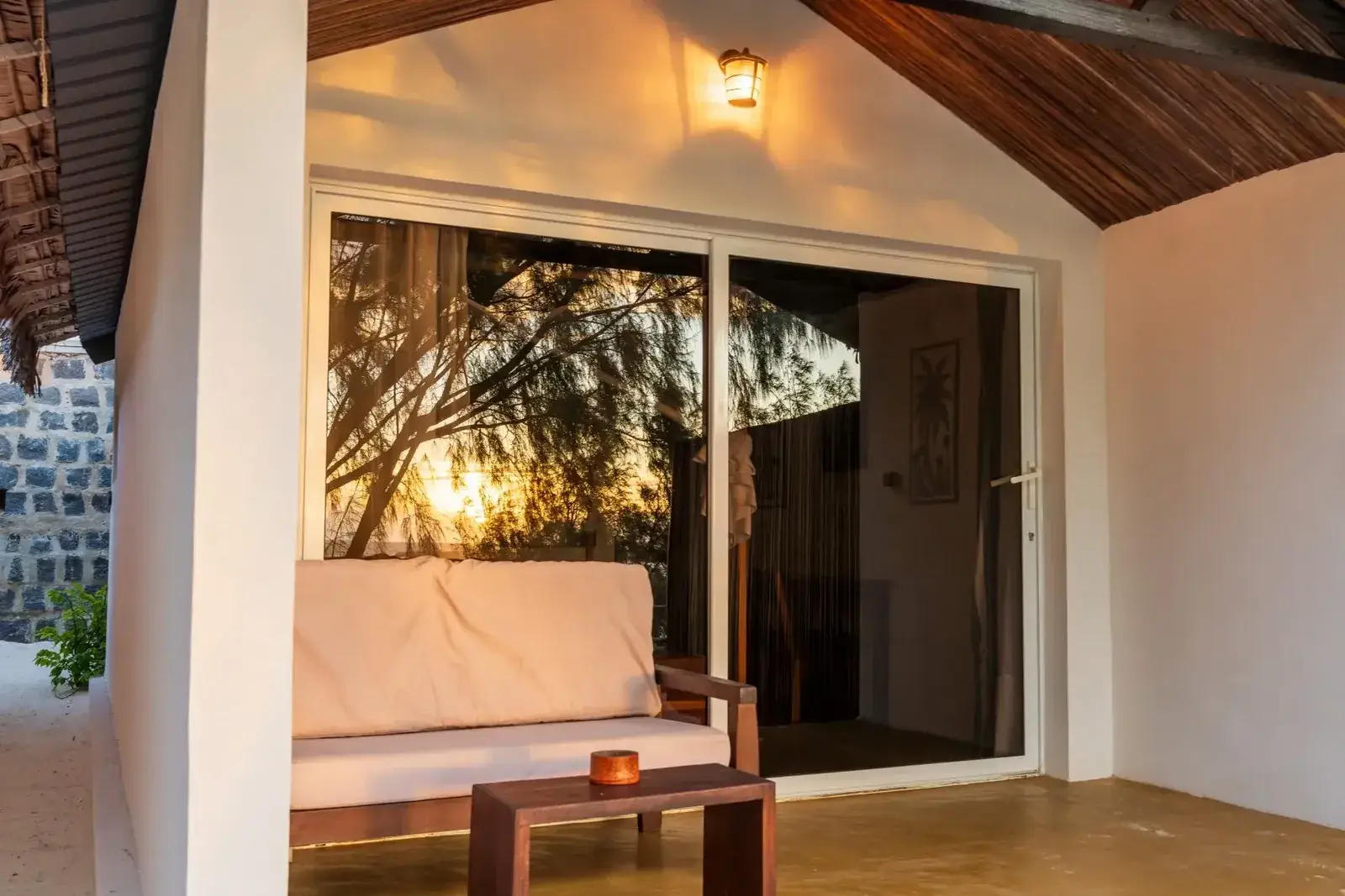 Wejście do bungalowu z widokiem na morze, Madakitecamp na Madagaskarze