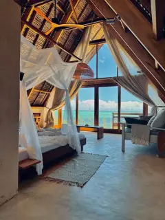 Łóżko z widokiem na morze w willi Sea View w Tao Resort na Madagaskarze