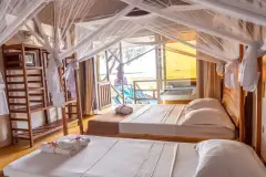 Sypialnia w bungalowie przy plaży z widokiem na ocean
