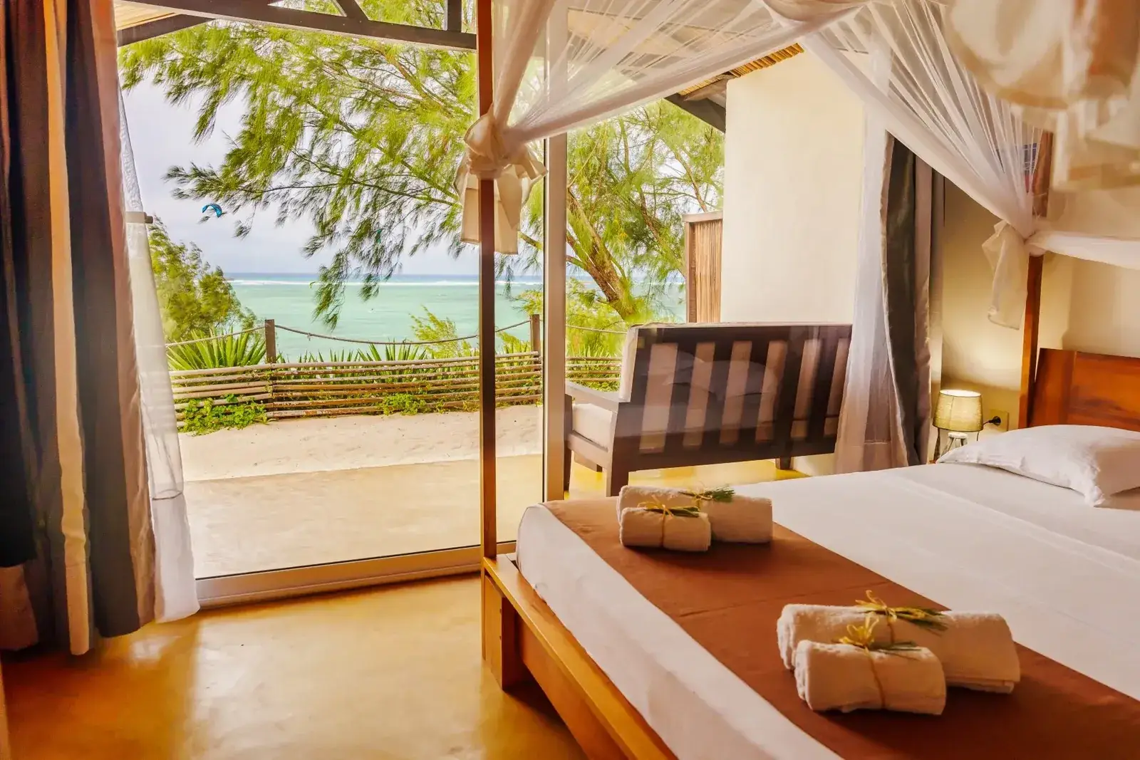 Łóżko z moskitierą w bungalowie z widokiem na morze, Madakitecamp Madagaskar