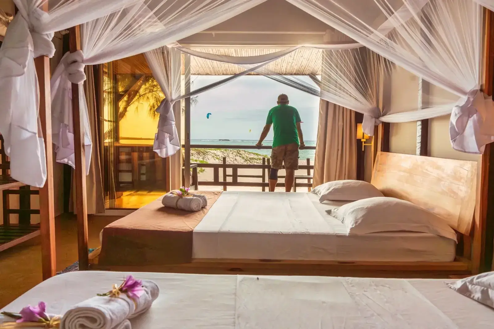 Wnętrze bungalowu przy plaży – łóżko i wyposażenie, Madakitecamp