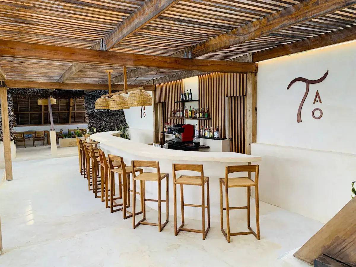 Bar z logo Tao Resort na Madagaskarze