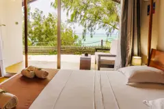 Widok na Emerald Sea z bungalowu w Madakitecamp