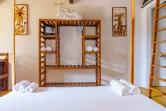 Łóżko z moskitierą w bungalowie przy plaży, Madakitecamp
