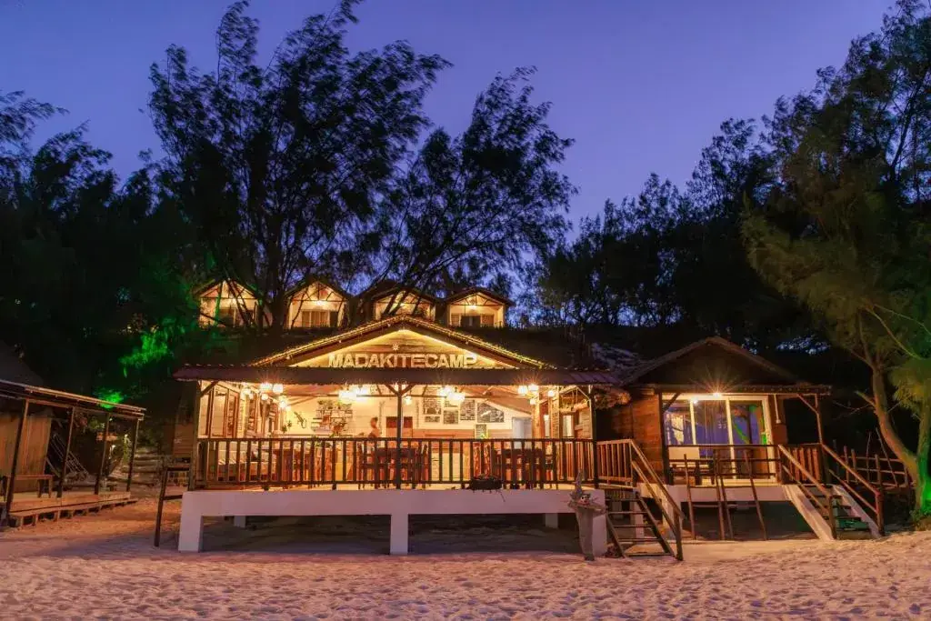 Restauracja na plaży Madakitecamp wieczorem, Sakalava Bay
