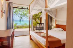 Panorama plaży i bungalowów w Madakitecamp, Sakalava Bay