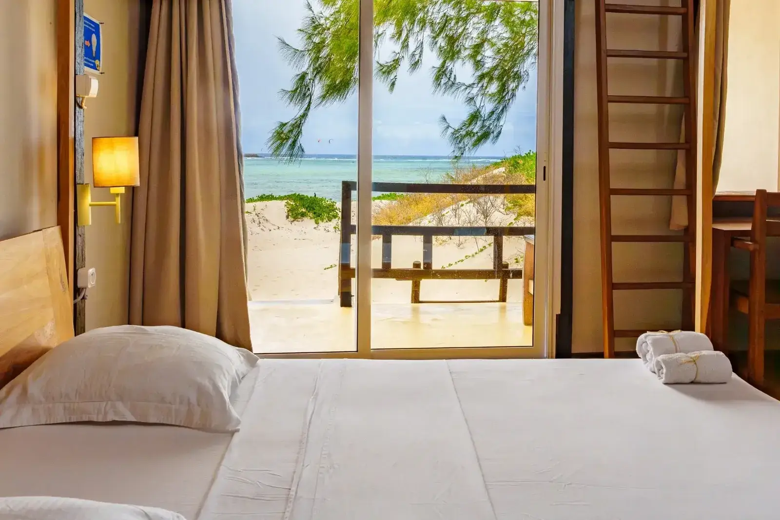 Wnętrze bungalowu przy plaży w Madakitecamp na Madagaskarze