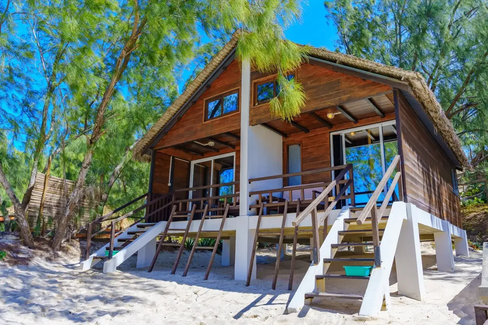 Bungalow na palach nad plażą, Madakitecamp Sakalava Bay