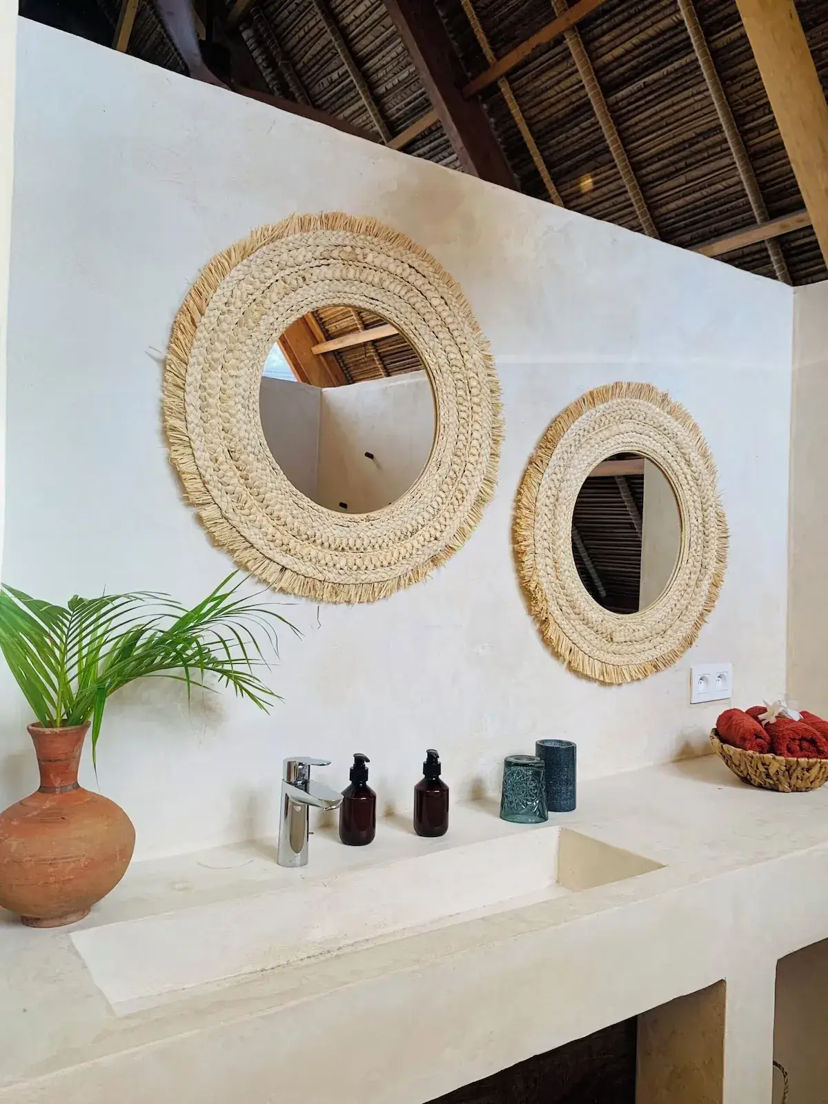 Łazienka z lustrami w willi Tao Resort na Madagaskarze