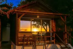 Widok na morze o zachodzie słońca z bungalowu w Madakitecamp