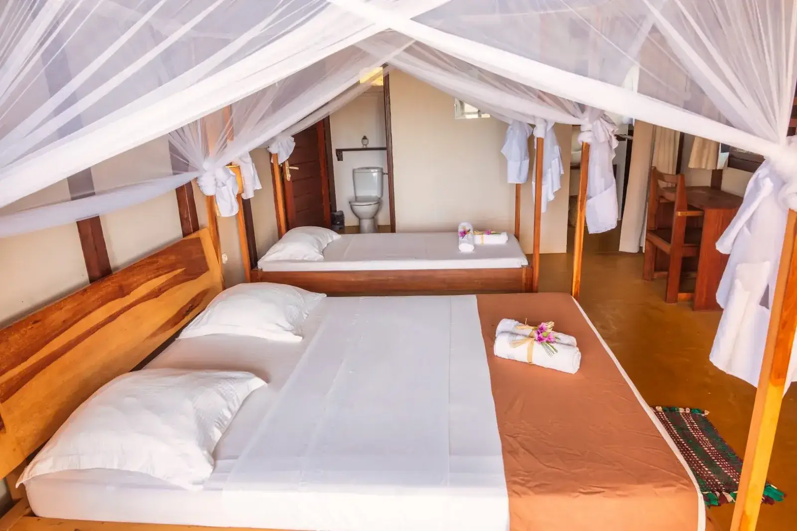 Bungalow przy plaży w Madakitecamp – widok z wnętrza na morze