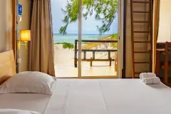 Wnętrze bungalowu przy plaży w Madakitecamp na Madagaskarze