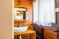 Drewniane wnętrze bungalowu przy plaży w Madakitecamp