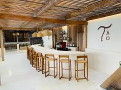 Bar z logo Tao Resort na Madagaskarze