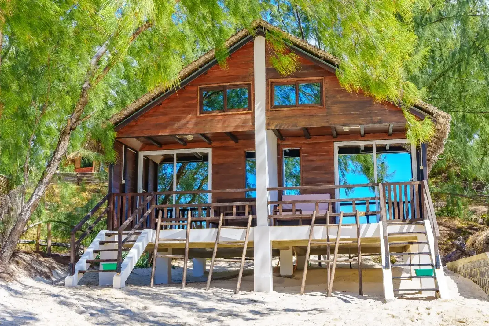 Bungalow na palach przy plaży w Madakitecamp na Madagaskarze