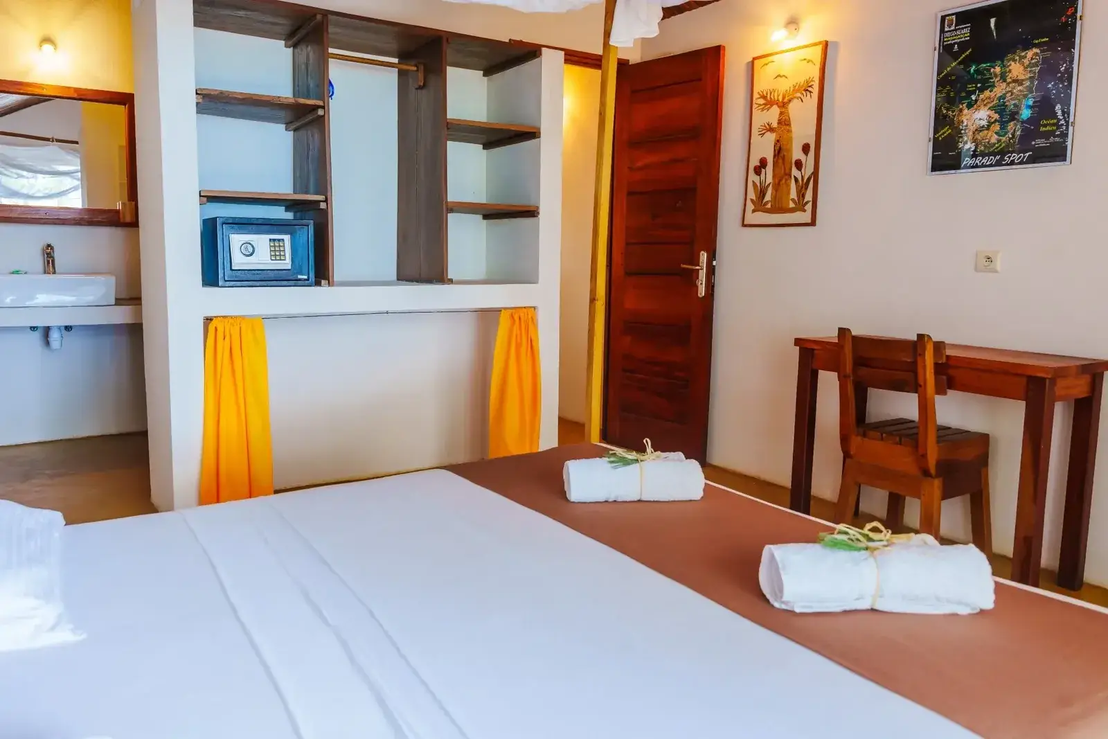 Prysznic w łazience bungalowu z widokiem na morze, Madakitecamp
