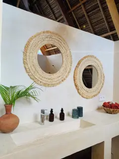 Łazienka z lustrami w willi Tao Resort na Madagaskarze