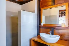 Taras bungalowu przy plaży w Madakitecamp z widokiem na morze