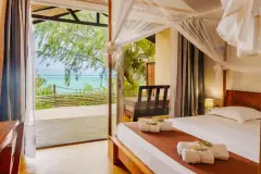 Sypialnia w bungalowie z widokiem na morze w Madakitecamp na Madagaskarze