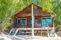 Bungalow na palach przy plaży w Madakitecamp na Madagaskarze