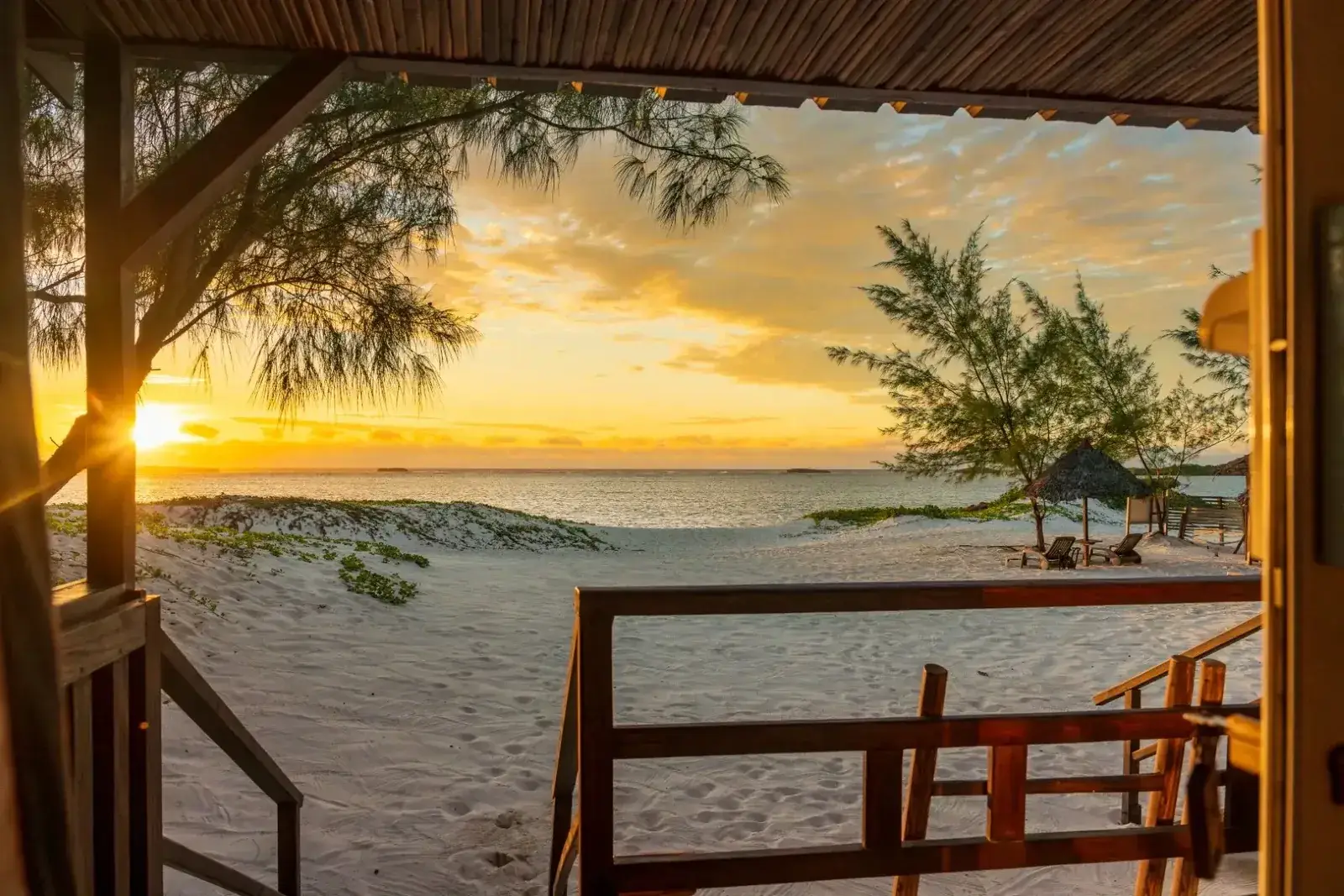 Wieczorny widok z bungalowu przy plaży, Sakalava Bay